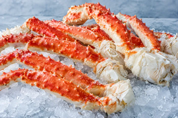 Patas de King Crab de caparazón espinoso sobre hielo.